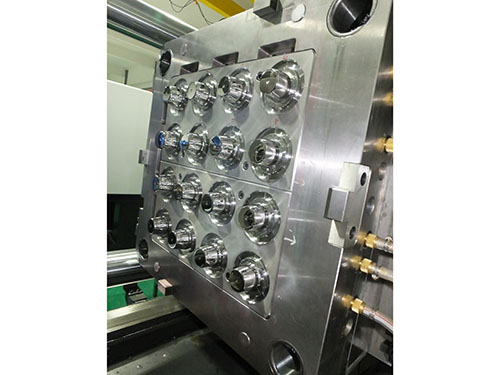 How to clean injection molds properly when maintaining them?